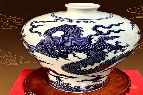 明宣德青花海水云龙纹梅瓶