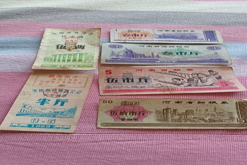 藏品跨越古今，记录了不同时代的经济与生活印记，兼具历史价值与收藏趣味